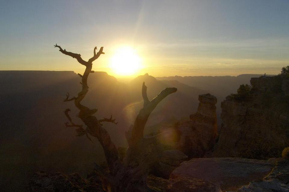 USA. Grand Canyon er i sig selv en fantastisk oplevelse, og en solopgang - fx ved Yaki Point - giver en ekstra dimension. Hvis man har en overnatning i parken, er det absolut værd at stå tidligt op og nyde det særlige farvespil over kløften, når solens første stråler rammer. Det skete allerede kl. 5.39 på billedet. Læserfoto: Lars Hansen, Dyssegaard 