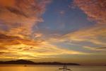 Filippinerne. I bugten ved den afsidesliggende lille landsby Port Barton på øen Palawan er der ikke meget at give sig til, ud over at nyde det lokale liv og komme ned i gear. Når dagen går på hæld, giver solens sidste stråler himlen en magisk glød. Læserfoto: Max Lyngby, Brønderslev 