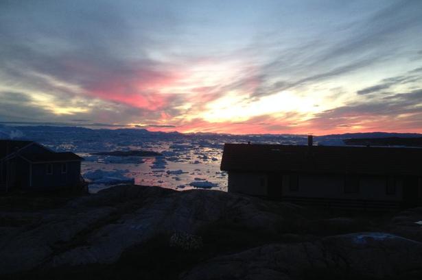 Grønland. Solnedgang i august over Diskobugten, set fra Ilulissat.Fantastiske farver. Læserfoto: Kirsten Bjerregaard, Smørum 