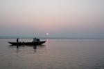 Indien. Aftensejlads i en robåd på Ganges i byen Varanasi er en uforglemmelig oplevelse: fred over floden, ligbål på den ene flodbred, messen fra hinduistiske saddhu'er, en duft af røgelse (eller skidt og møg i floden?), og fra himlen kommer solnedgangens farver. Læserfoto: Karin Christiansen, Kongens Lyngby 