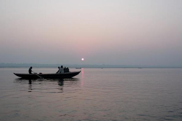 Indien. Aftensejlads i en robåd på Ganges i byen Varanasi er en uforglemmelig oplevelse: fred over floden, ligbål på den ene flodbred, messen fra hinduistiske saddhu'er, en duft af røgelse (eller skidt og møg i floden?), og fra himlen kommer solnedgangens farver. Læserfoto: Karin Christiansen, Kongens Lyngby 