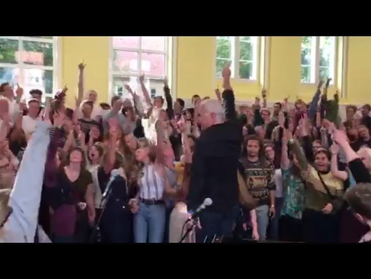 MAGNIFICO. Ollerup Efterskole satte brand i Facebook med videoen, hvor de gamle elever synger 'Bohemian Rhapsody' (Foto: Facebook/Ollerup Efterskole). 