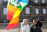 Fredsvagter. Hanne Wiedemann Caesar (t.v.) og Eileen Mechlenburg står fredsvagt foran Christiansborg. Alle fotos: Ivan Riordan Boll. 
