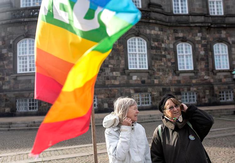 Fredsvagter. Hanne Wiedemann Caesar (t.v.) og Eileen Mechlenburg står fredsvagt foran Christiansborg. Alle fotos: Ivan Riordan Boll. 