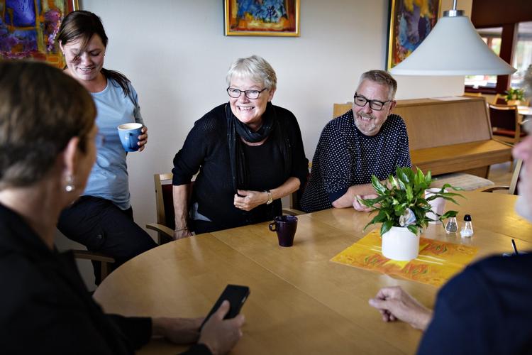 RØGFORBUD. Johnny Madsen (th.) og Pia Kristensen (i midten) tager i anledningen af interviewet en sjælden pause fra arbejdsdagen i Gladsaxe Kommunes hjemmepleje. »De daglige pusterum forsvandt, da røgfri arbejdstid blev indført«, siger Johnny Madsen. 