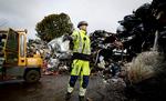Genbrug. Jimmy Bruusgaard Pedersen blev sluset langsomt tilbage i job hos Stena Recycling i Horsens. Nu er han fastansat som pladsmand med 37 timers arbejdsuge. 