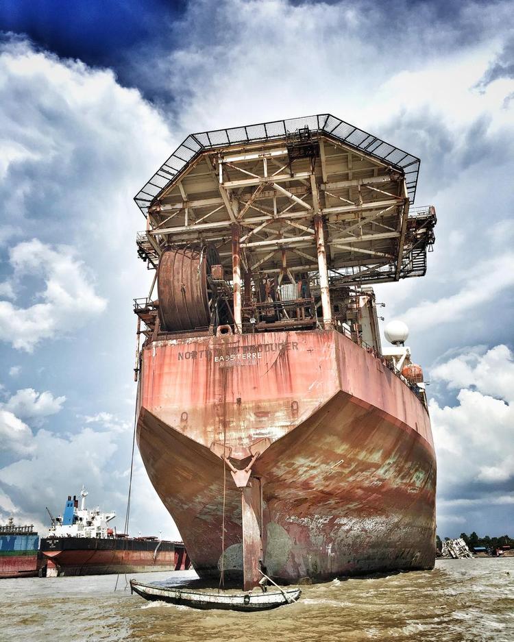 Planløst. Det tidligere Mærsk-skib 'North Sea Producer' bliver hugget op på dette værft, hvor skibsdele flyder i strandkanten. Foto: Niels Lykke Møller 
