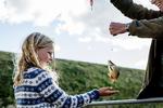 fisketur. 8-årige Otto Benjamin Dahl Thomsen tager blandt ud for at fiske efter skaller sammen med naturvejleder Jes Aagaard. 