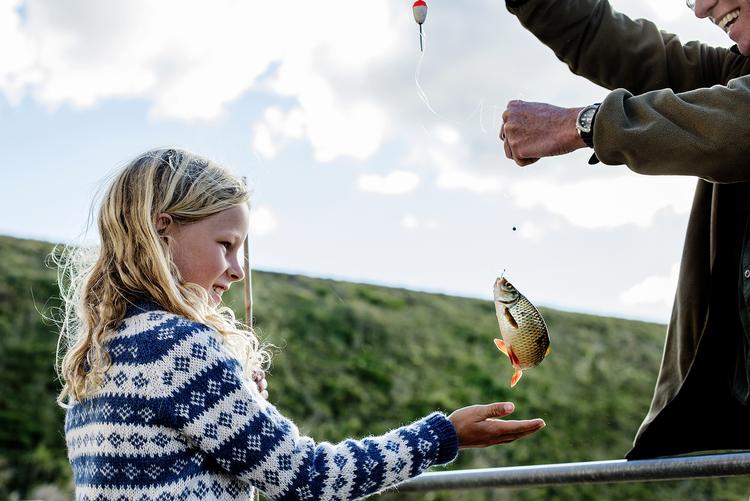 fisketur. 8-årige Otto Benjamin Dahl Thomsen tager blandt ud for at fiske efter skaller sammen med naturvejleder Jes Aagaard. 