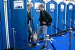 TOILETBESØG. Daniel Holm hepper på sin ven, Andreas Kusk, der har været inde på toilettet 'Storkøbenhavn' for at lave en tisseprøve, der skal vise, hvor økologisk folk fra hans hjemstavn spiser. 