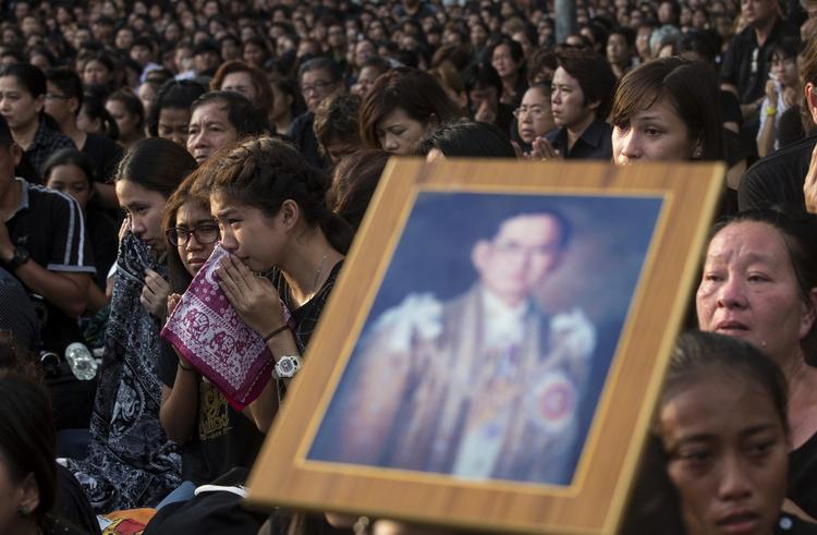 Gråd. Mere end hundred tusind var mødt op til begravelsesoptoget i Bangkok for at tage afsked med den afdøde thailandske konge. 