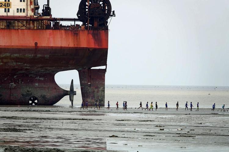 Hykleri. »Mærsk har tidligere pralet med, at virksomheden ikke ville acceptere beaching, som er det denne form for skrotning kaldes. Nu vender den så på en tallerken, fordi den vil tjene endnu flere penge. Det er jo hykleri«, skriver Pia Olsen Dyhr (SF). 