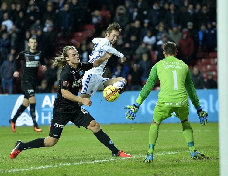 Scoring. Rasmus Falk scorer til 1-0 for FCK. 