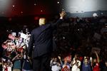 Rusmidler. Trump finder Clintons opførsel under sidste debat så underlig, at han mistænker hende for at være på stoffer. 