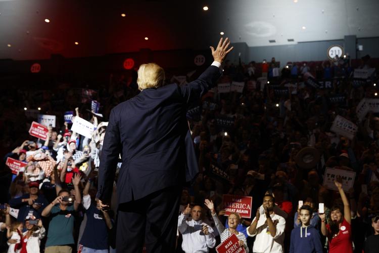 Rusmidler. Trump finder Clintons opførsel under sidste debat så underlig, at han mistænker hende for at være på stoffer. 