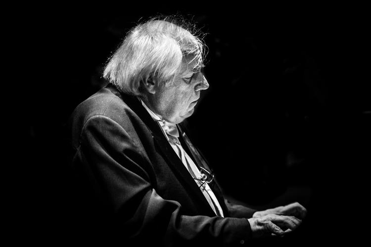 Mørke. Pianisten Grigorij Sokolov forlanger salen mørklagt, når han spiller. Her er han fotograferet for et år siden på Louisiana. 