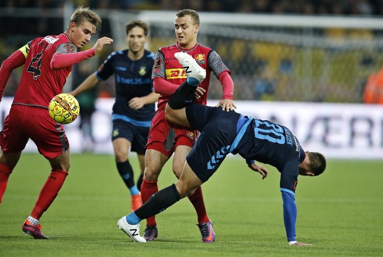 rodet. Der var en hel del kluntede situationer, da FC Nordsjælland tog imod Brøndby i Superligaen. Foto: Jens Dresling 