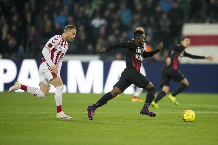 spurt. FCM's Rilwan Hassan har fuld fart på mod AaB's mål. 