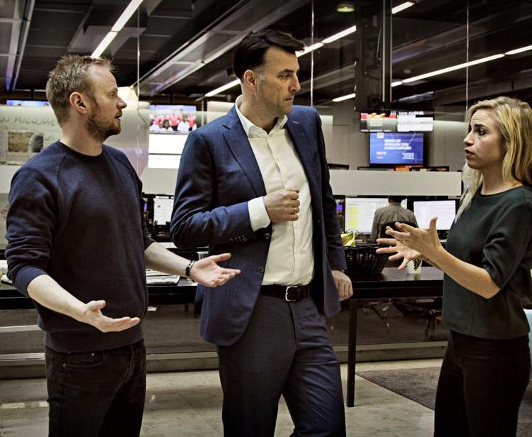 Glatis. Jonatan Spang kommer på glatis efter en debat om sexisme og komik i fjernsynet hos Mikael Kamber. Til højre Josephine Park. 