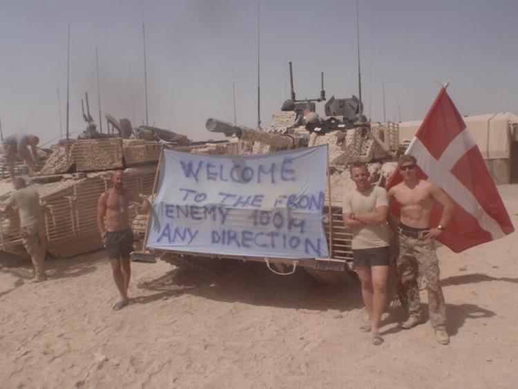 Hold ni. I 2010 var Jonas Hjorth (længst til højre) i Afghanistan med Hold 9, der mistede flere end nogen andre. Jonas mistede den ven, han så allermest op til. Så da den perfekte soldat vendte hjem, drog han i krig med sig selv. Endnu har han ikke sluttet fred. Privatfoto 