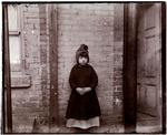 SLUMLIV. Skrubbersken Katie på 9 år, som Riis mødte i 1888. Mange indvandrere levede stuvet sammen i små overfyldte rum, mens drømmen om et nyt liv i den nye verden gik op i limningen. 