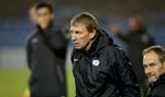 KRISE. Esbjerg-træner Colin Todd forsøgte fra sidelinjen at hjælpe sit hold frem til et godt resultat, men det viste sig at være en svær opgave. 