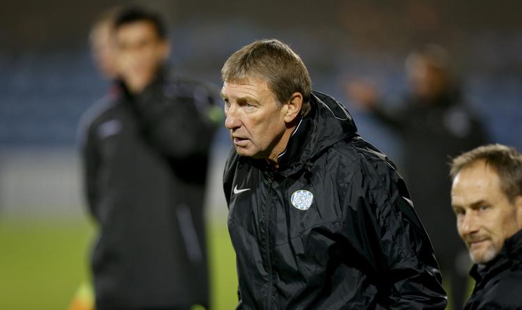 KRISE. Esbjerg-træner Colin Todd forsøgte fra sidelinjen at hjælpe sit hold frem til et godt resultat, men det viste sig at være en svær opgave. 