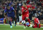 JÆVNBYRDIGT. Liverpools Roberto Firmino udfordrer her Uniteds Eric Bailly på Anfield mandag aften. 