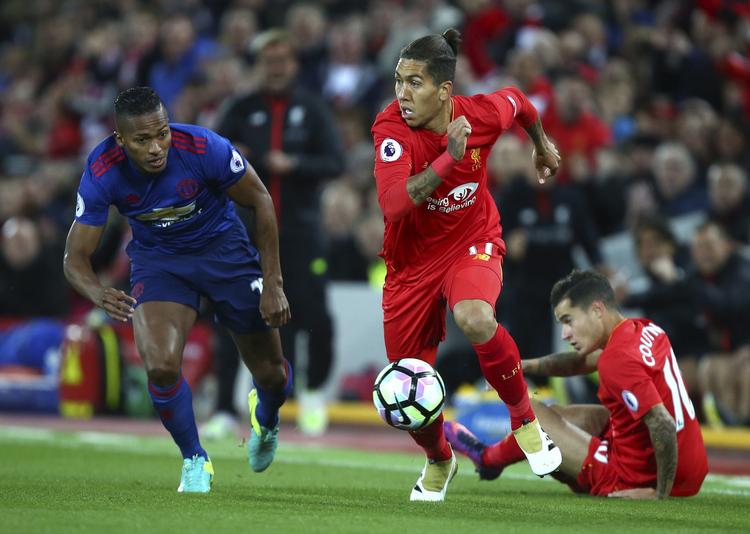 JÆVNBYRDIGT. Liverpools Roberto Firmino udfordrer her Uniteds Eric Bailly på Anfield mandag aften. 