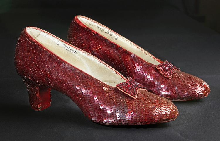 Slippers. . 'That's a horse of a different colour', lyder det berømt i 'The Wizard of Oz'. Faktisk var skoene i filmens litterære forlæg også en anden farve, nemlig sølvfarvede, men ny teknik gjorde det fristende at farve dem røde. 