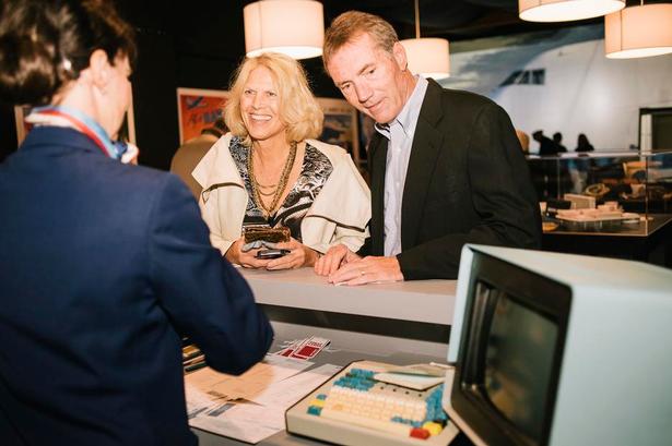 Gæsterne tjekker ind til en aften hos Pan Am. Bemærk den tidstypiske computer. 