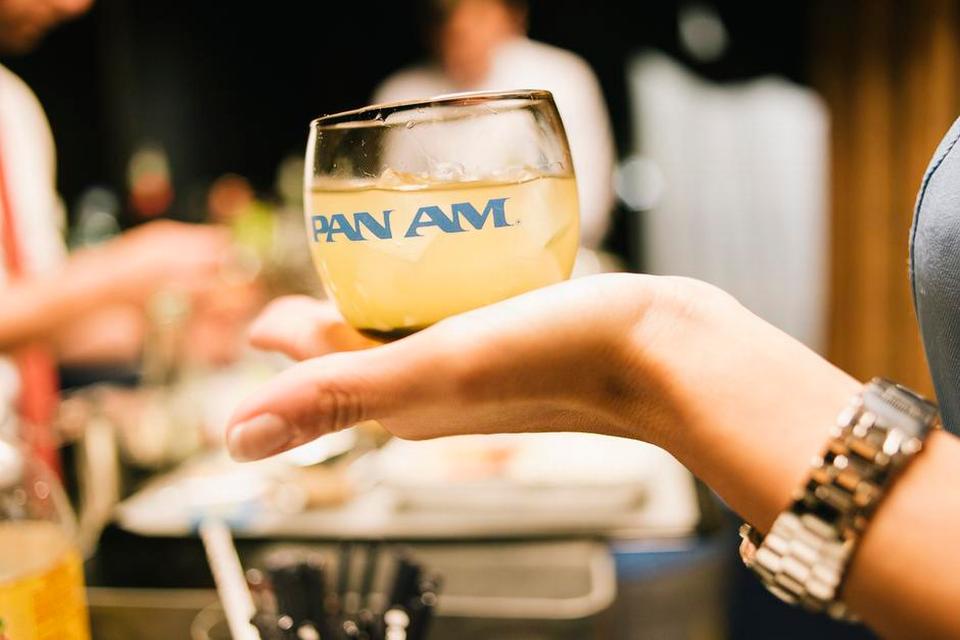 Alt er originalt Pan Am-grej. Også glassene. 