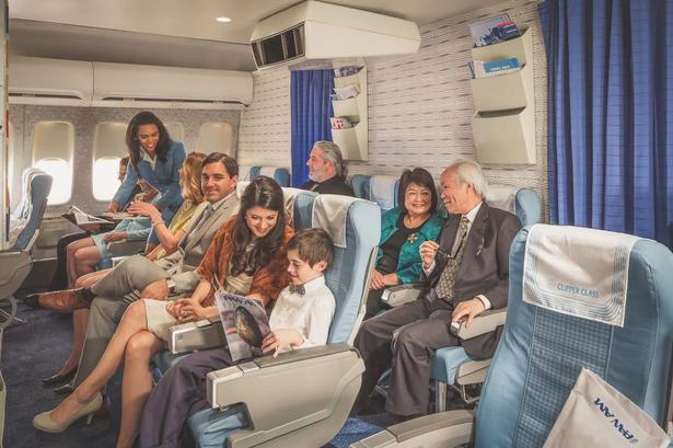 På economy er der ikke så meget luksus. Men bemærk benpladsen. Så meget får man ikke i dag. 