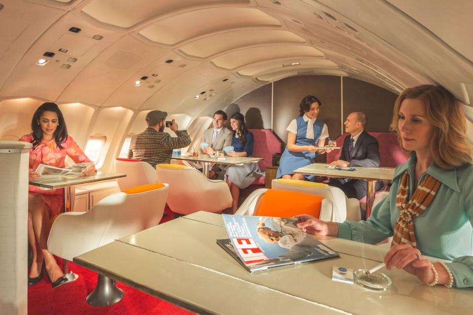 Afslapning i loungen.Desuden har passagererne deres egne siddepladseri kabinen. Rygning var tilladt i fly i 1970'erne, men ikke under dette arrangement. 