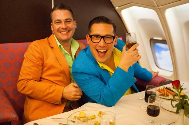 OPSTEMT. Festglade passagerer er klar til aftenens tur med Pan Am. 