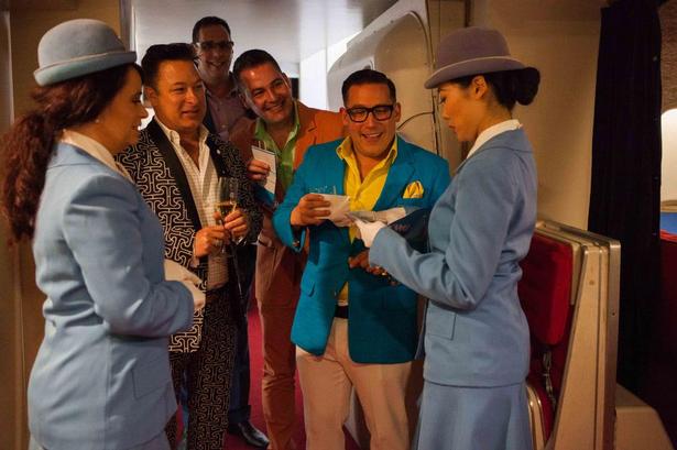 Boardingkortet kontrolles ved indgangen. 