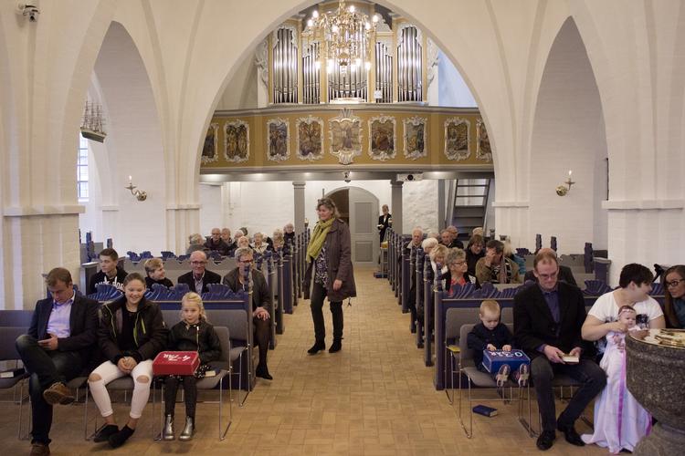 Trosliv. I Lemvig bliver kirkerne fyldt op, selv om det er en helt normal søndag. Små kufferter med legetøj hjælper børnene med at være underholdt. 