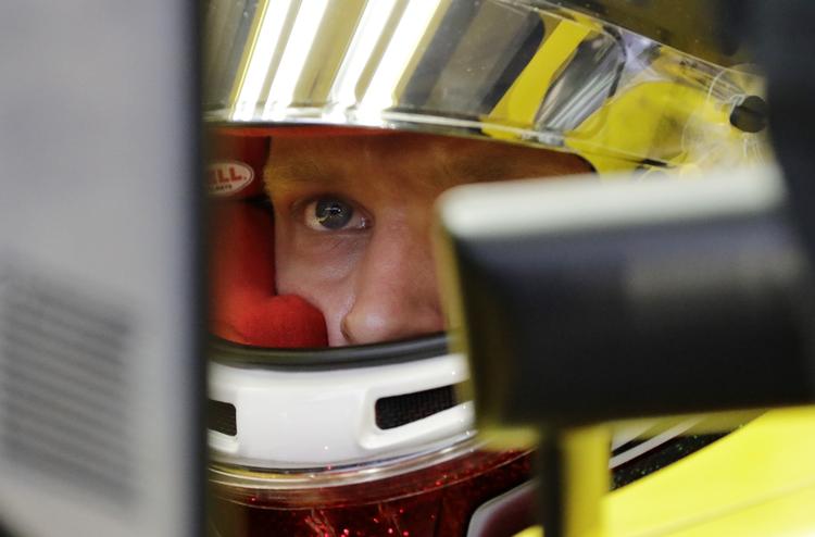 FREMTIDEN. Kevin Magnussens resultater hos Renault har ikke været så prangende, at han kan føle sig sikker på at blive, men han er overbevist om, at han bliver i motorsportens kongeklasse. 