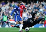 Hullet forsvar. Leicesters forsvar ligner langtfra samme stærke bastion som i sidste sæson. Mod Chelsea måtte Kasper Schmeichel tre<AS> gange fiske bolden ud af målnettet som her, hvor Eden Hazard scorer i 3-0-kampen. Foto: Alastair Grant/AP 