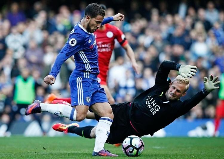 Hullet forsvar. Leicesters forsvar ligner langtfra samme stærke bastion som i sidste sæson. Mod Chelsea måtte Kasper Schmeichel tre<AS> gange fiske bolden ud af målnettet som her, hvor Eden Hazard scorer i 3-0-kampen. Foto: Alastair Grant/AP 
