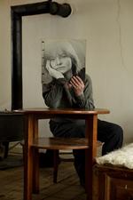 Skjult. Her ses Trille i sit hjem ved Næstved i 2010 bag sit eget ansigt på lp'en 'Indeni/Udenpå'. Billedet på pladecoveret er taget af Susanne Mertz. 