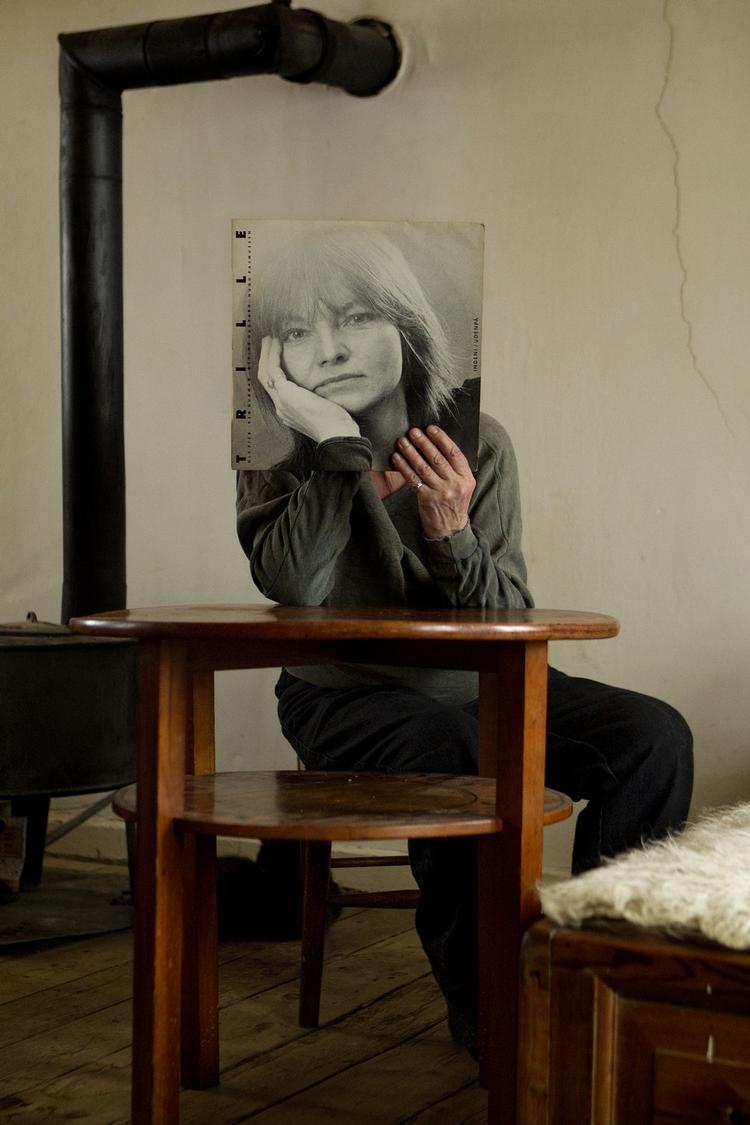 Skjult. Her ses Trille i sit hjem ved Næstved i 2010 bag sit eget ansigt på lp'en 'Indeni/Udenpå'. Billedet på pladecoveret er taget af Susanne Mertz. 