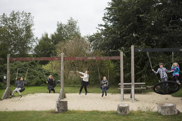 Børnene leger bag skolen. Samanda har ikke lyst til at lege med i dag og er indenfor, mens de andre seks er ude og lege sammen. 