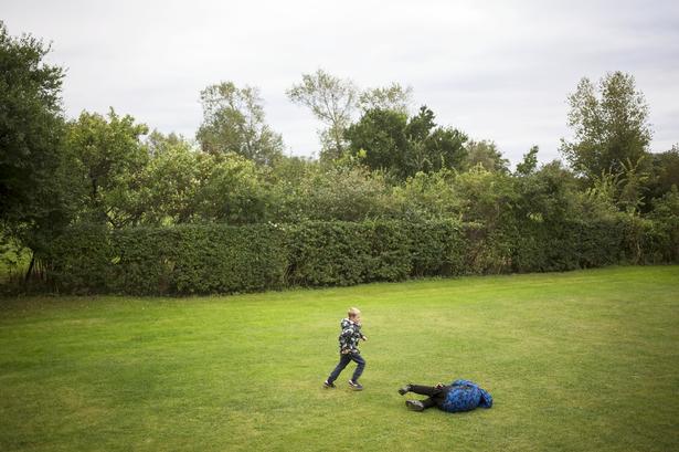 Felix og Mads leger røvere og soldater. 