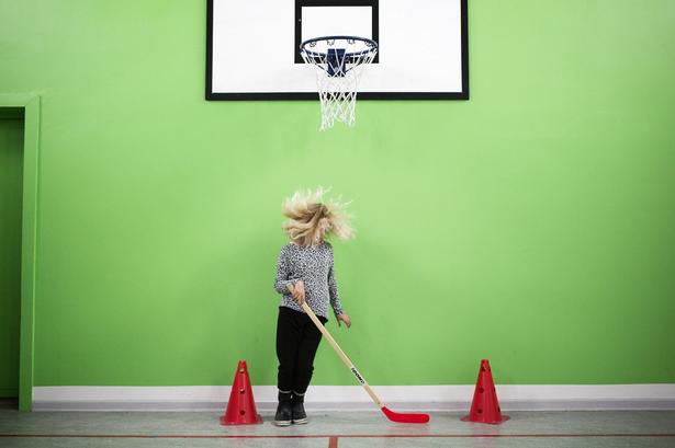 Felix, Johanne, Mikkel og Mathilde spiller hockey. De har fået lov at bruge skoledagens sidste 15 minutter på at brænde krudt af nede i idrætssalen. Mads og Samanda gider ikke at spille med i dag. Johanne er målmand. 