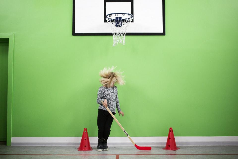 Felix, Johanne, Mikkel og Mathilde spiller hockey. De har fået lov at bruge skoledagens sidste 15 minutter på at brænde krudt af nede i idrætssalen. Mads og Samanda gider ikke at spille med i dag. Johanne er målmand. 