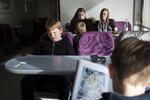 Hver onsdag er eleverne på Endelave tilknyttet Dagnæsskolen på fastlandet. Her går de i skole på deres respektive klassetrin for at blive 'normaliseret', fortæller daglig skoleleder Bente Skovgaard med et smil. 