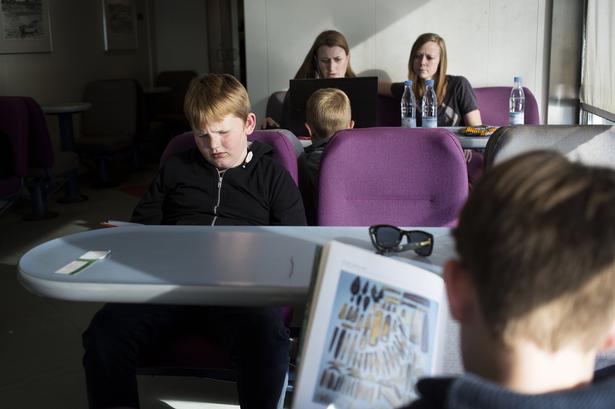 Hver onsdag er eleverne på Endelave tilknyttet Dagnæsskolen på fastlandet. Her går de i skole på deres respektive klassetrin for at blive 'normaliseret', fortæller daglig skoleleder Bente Skovgaard med et smil. 