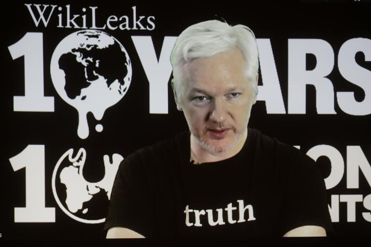 AFBRUDT. WikiLeaks-stifteren har faaet afbrudt sin internetforbindelse af de ecuadorianske myndigheder, hævder whistleblower-organisationen. 
