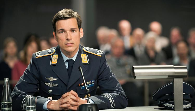 Terror. I går frikendte de tyske tv-seere den fiktive pilot Lars Koch for anklager om at have myrdet 164 personer i et ganske ægte tv-drama. 